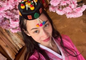 【水原希子】 「祖先の故郷、釜山へ」 チマチョゴリ姿を公開