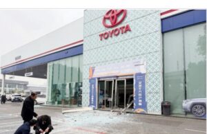 【中国】トヨタ販売店前で男が体にくくりつけた爆薬を爆発させて死亡、4人けが［Record China/動画］